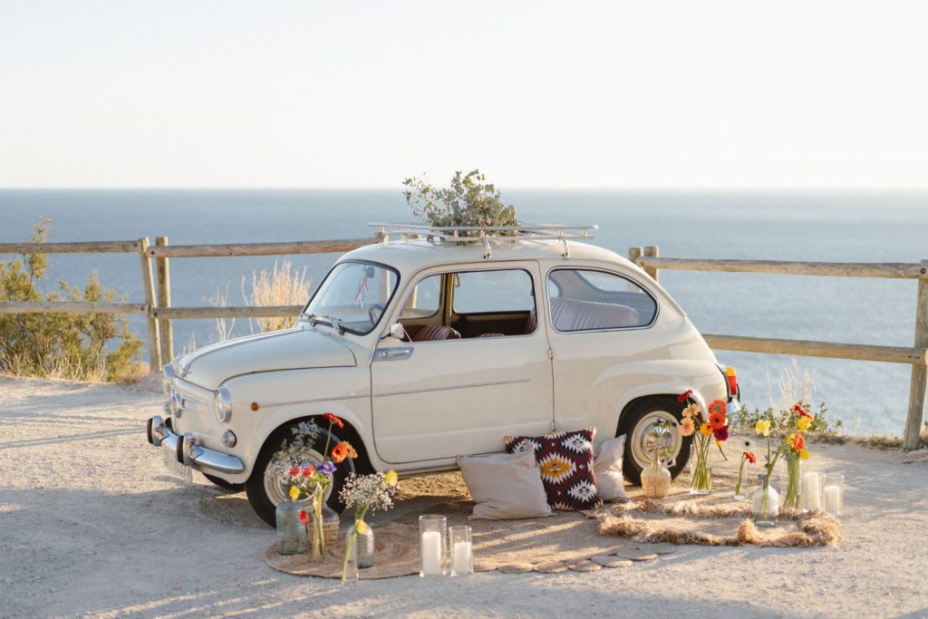 foto de coche con flores para bodas